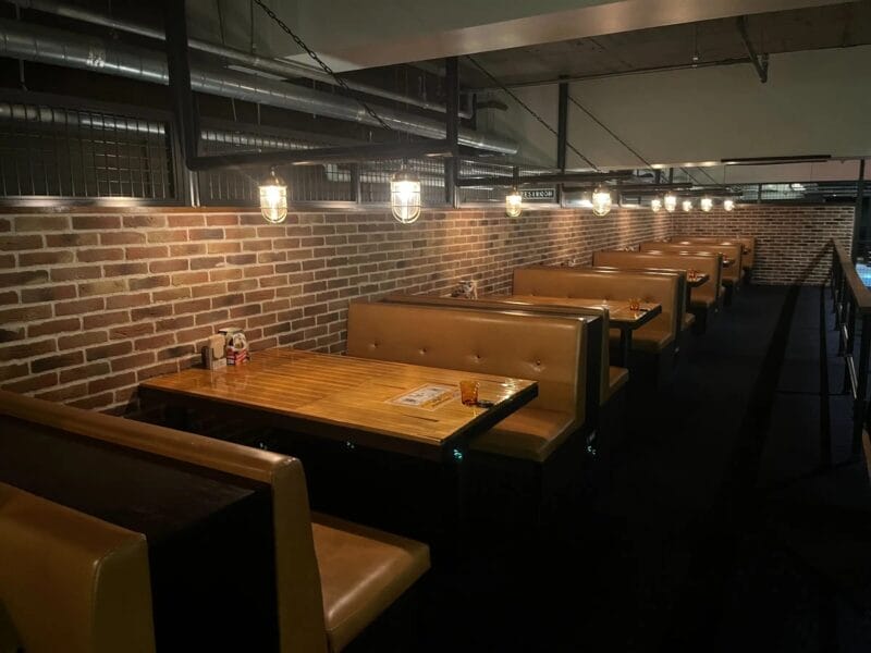 シブヤボウリングカフェ ベンチソファ席