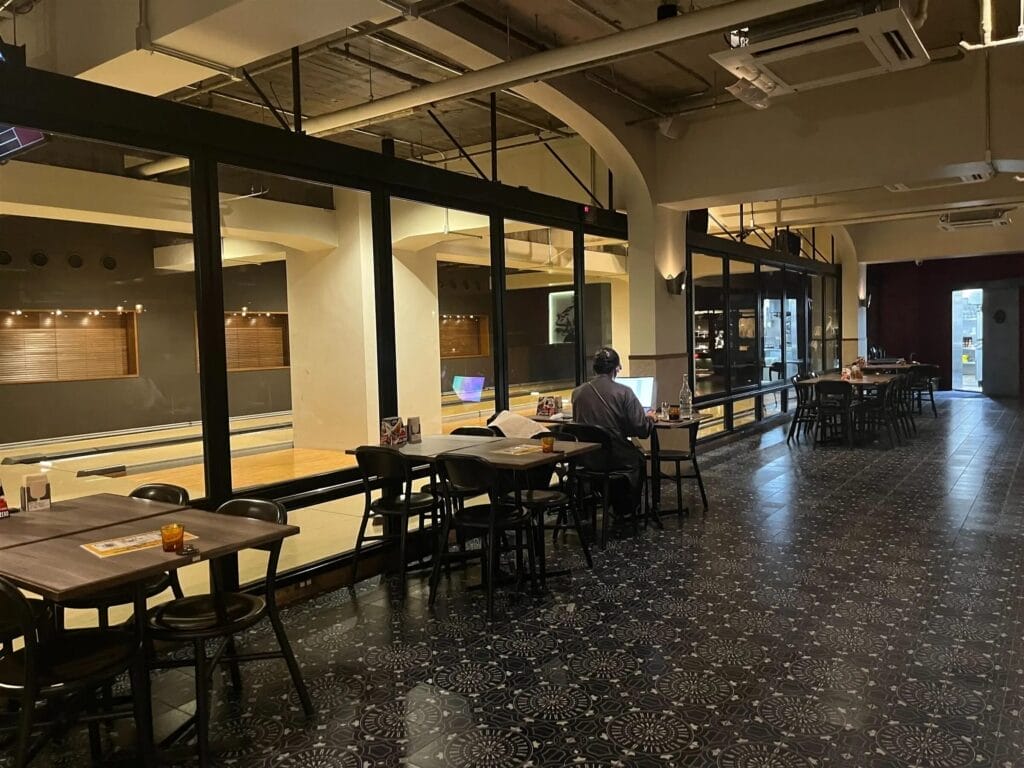 シブヤボウリングカフェ 店内