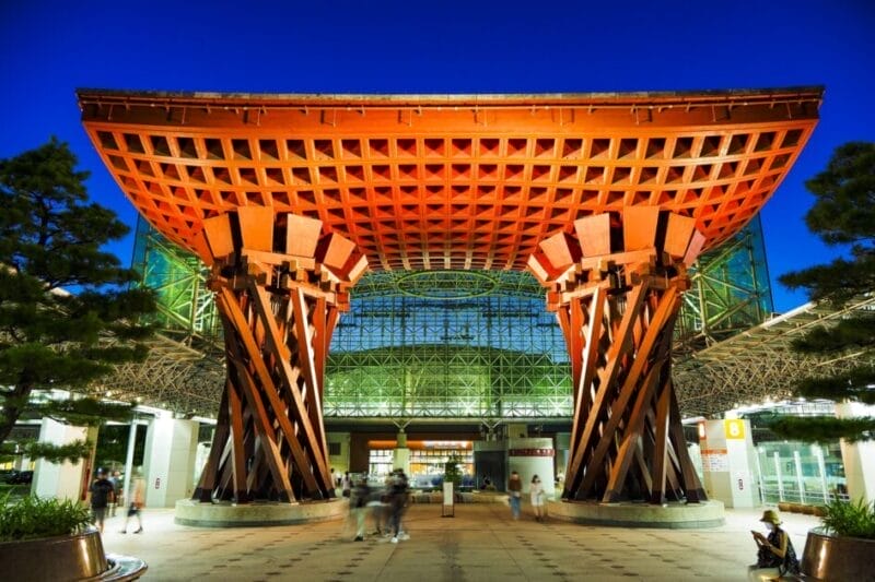 金沢駅と鳥居 鼓門 もてなしドーム